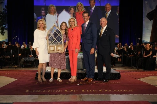 At the conclusion of the evening, Hannah Kochendorfer, senior business administration major, presents Bream with a custom stained-glass piece, a tradition that reflects the College’s emphasis on student craftsmanship and gratitude.