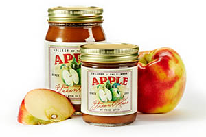 Jars of apple butter with an apple slice.