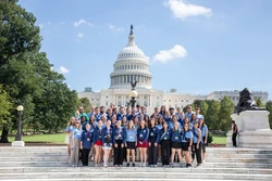A group of students infront of the US capital building.