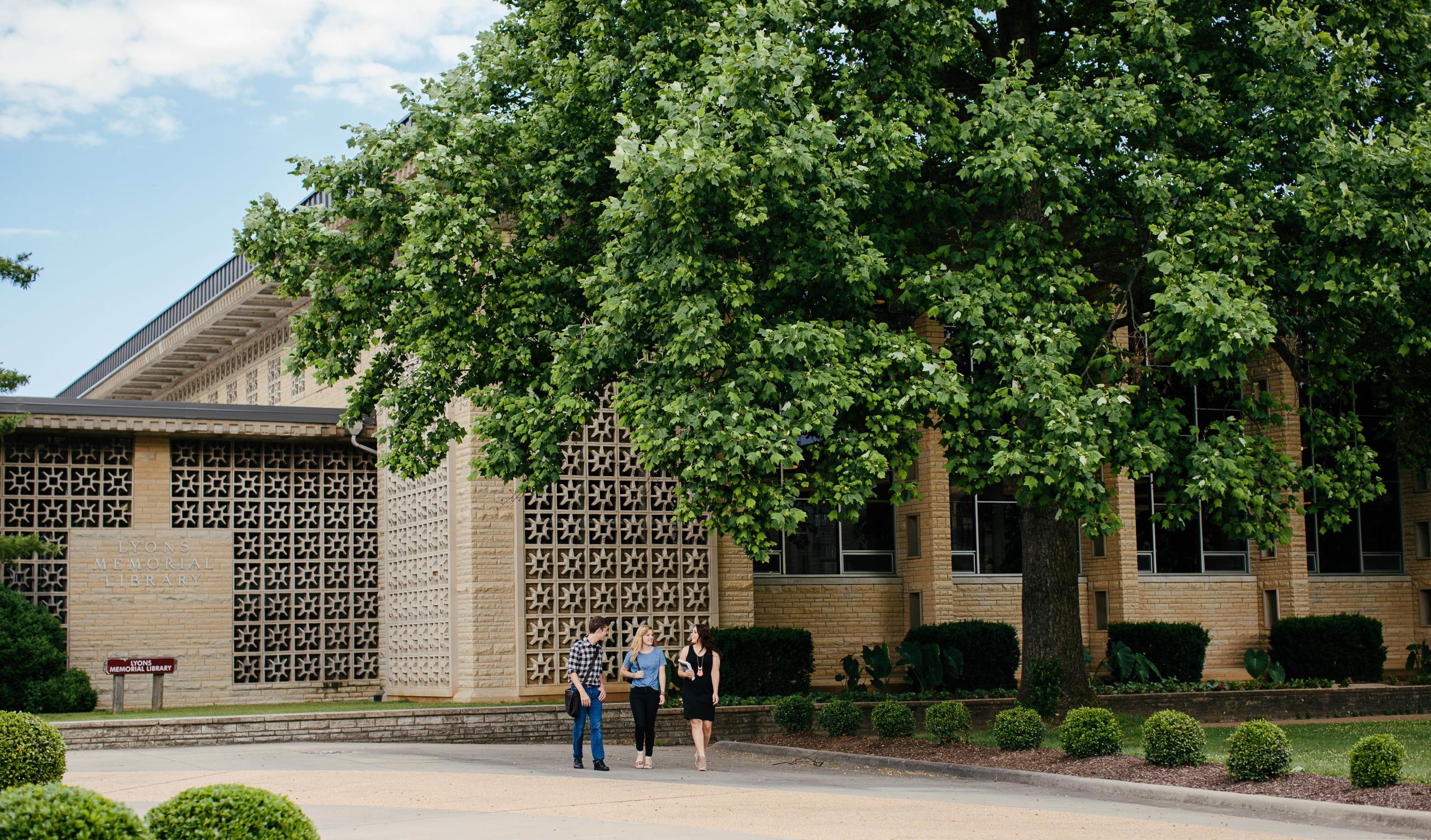 3 students outside of Lyons Memorial Library